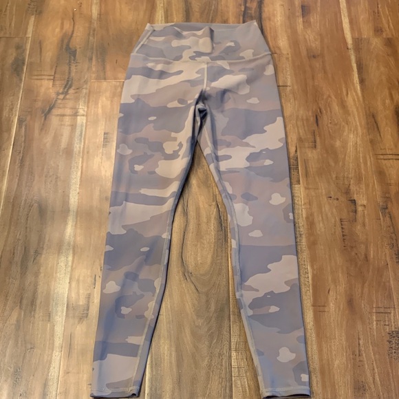 ALO Yoga Pants - Alo ladies High-Waist Leggings - Gray Camo small